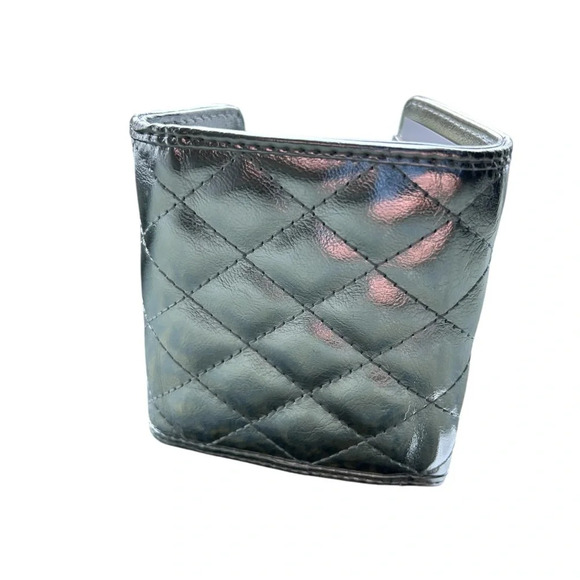 Urban Expressions Shantel Quilted Silver Wallet Locking - Picture 2 of 3